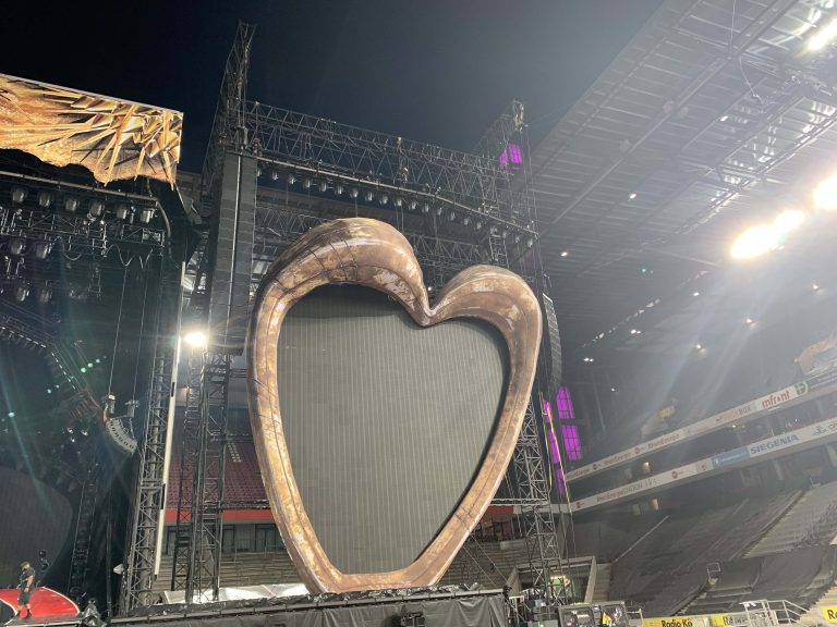 Pink_Beautiful_Trauma_2019_05